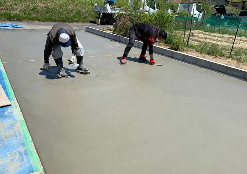 桑名市 土間仕上げ中