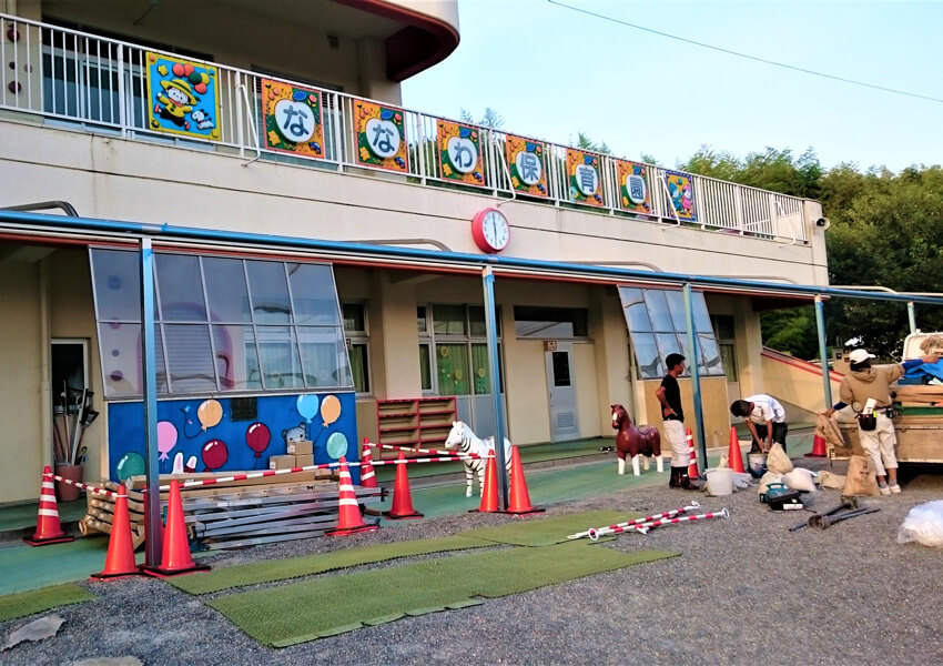 桑名市・七和保育園様 雨よけのテラスを工事中