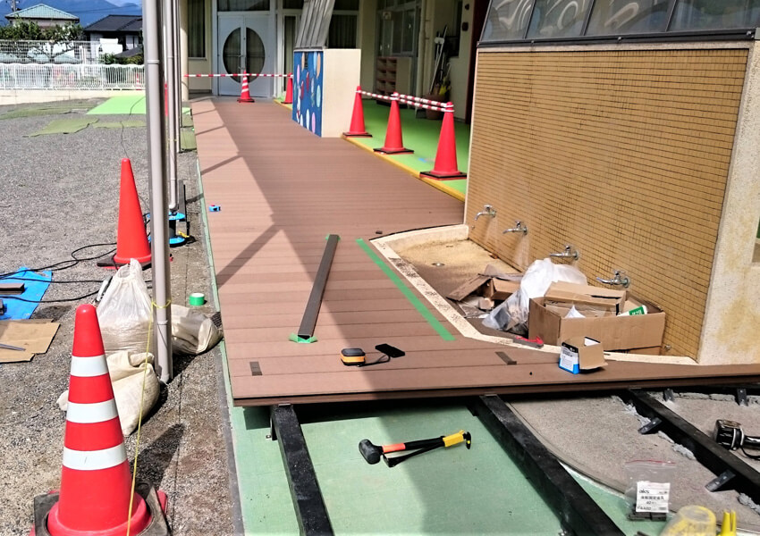 桑名市・七和保育園様 ウッドデッキをつけていきます