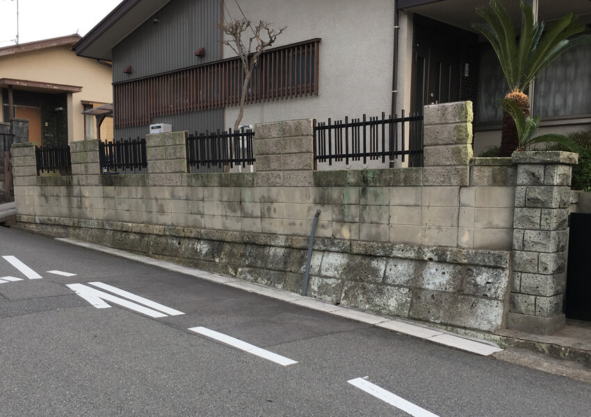 桑名市 ブロック塀に亀裂があり危険です