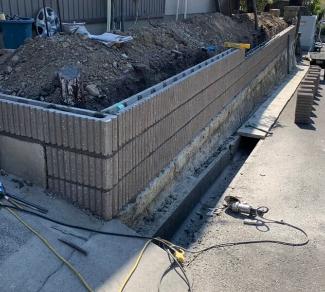 桑名市 既存の塀を解体して積みなおします