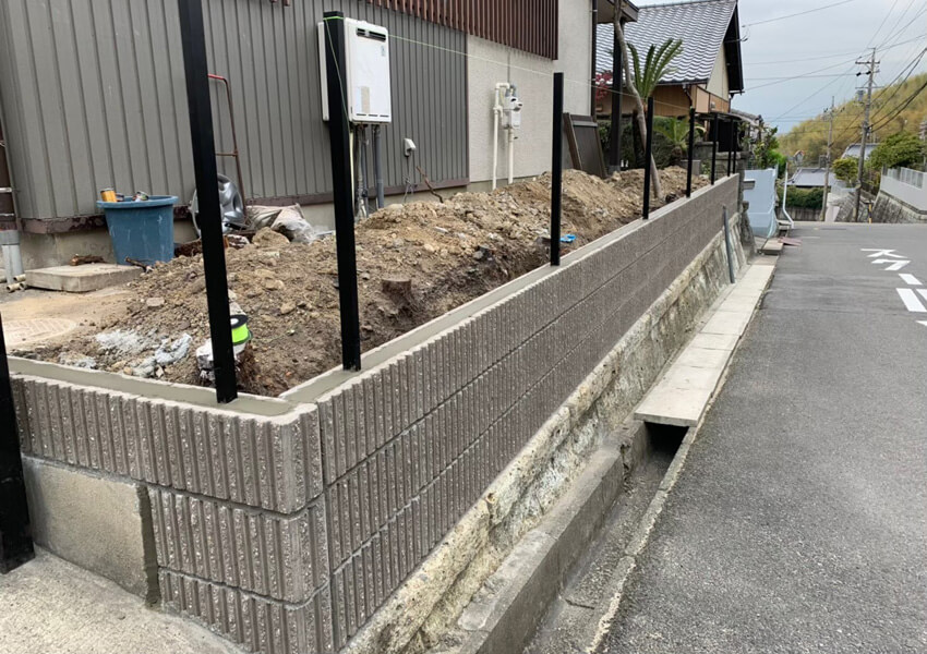 桑名市 フェンスの柱を施工