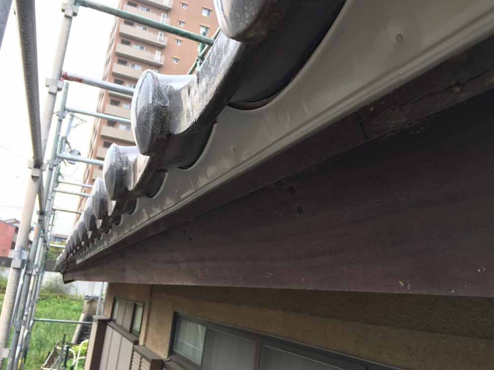桑名市・I様邸 軒先　雀口板金面戸施工中