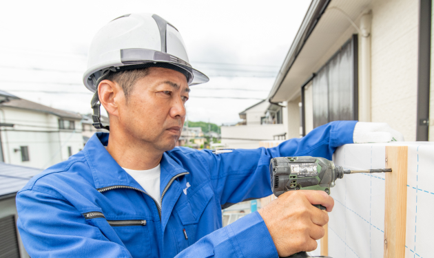 屋根を修理している作業員