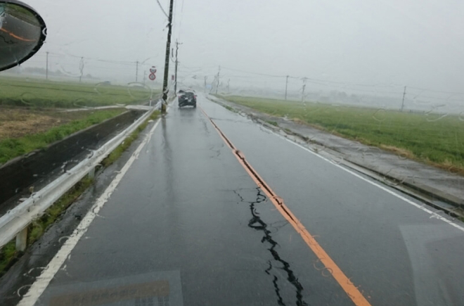 道路に亀裂が