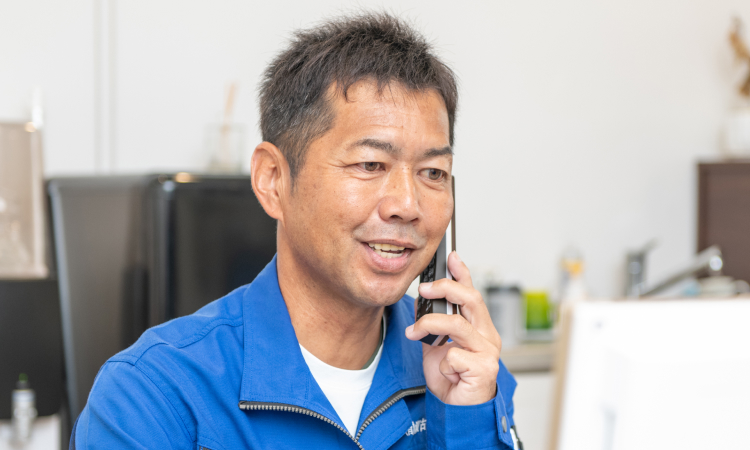 電話を受けているスタッフ