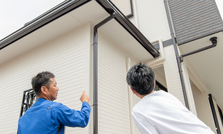 お客様と一緒に担当者が仕上がりを確認している様子
